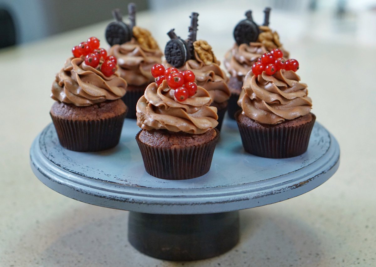 chocolate cupcakes. pic.twitter.com/N0lpDFMHZl. 