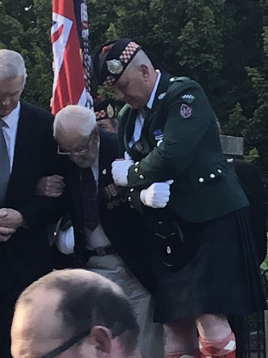 HistoryGHS's tweet photo. At the cenotaph tonight one of the many people laying a wreath was an 97 year old veteran who paid his respects to those who did not make it home. We were truly humbled. #wewillrememberthem https://t.co/JNgX5i2A7J