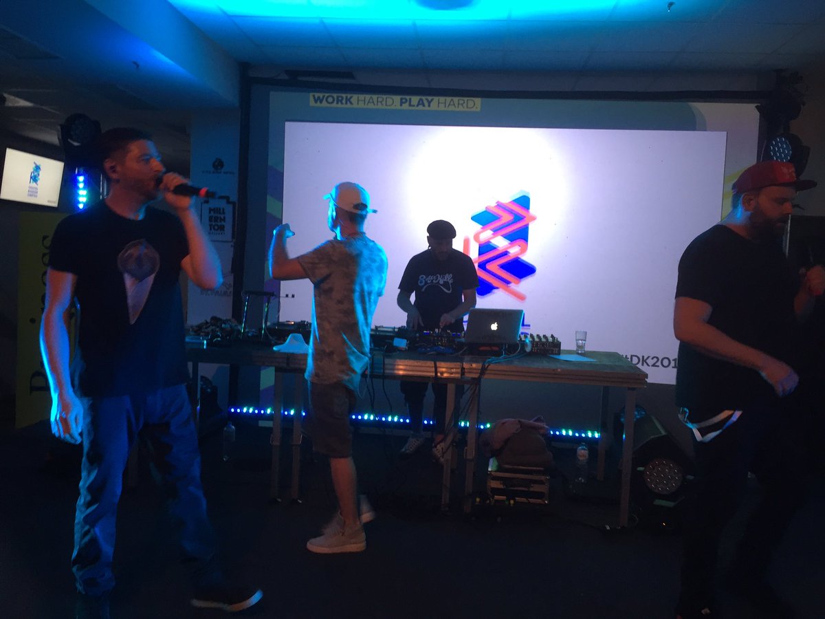 jannsen84's tweet photo. Nach nem langen, coolen Tag auf dem @digitalkndrgrtn gab‘s noch die großartigen @5sternedeluxeHH auf die Ohren - und jetzt geht’s heim im @MOIAmobility... #dk2019 #carkeyrip https://t.co/LQSrnwagFI