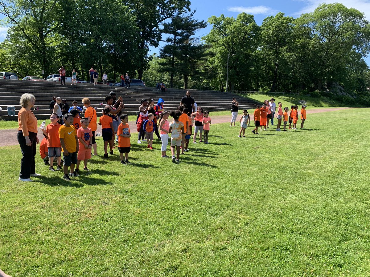 OaksideAwesome's tweet photo. We’re all stars ⭐️ on #FieldDay. These 2nd graders had a lot of 🏃🏾‍♀️ exercise, 💧 water and 🎉fun today. Thank you to every parent, faculty and staff who made it @OaksideAwesome! #peekskillpride https://t.co/m5j4K2Hrtk