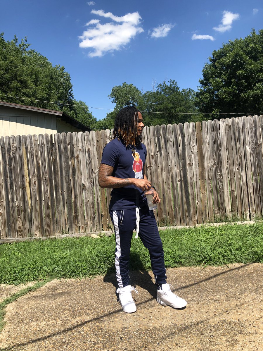 TheChicagloKid's tweet photo. I GET MONEY IN MY SLEEP SO I WAKE MONEY HUNGRY🍽💰
Shirt by @macmula_ 🔥🔥 https://t.co/0sEK2OVMhL