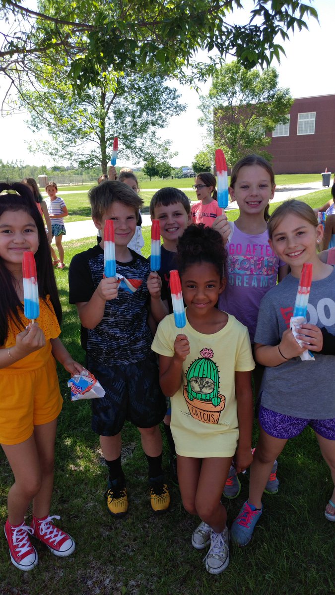 jessicawallin3's tweet image. Party on the Playground @HassanElem! #thirdgrade #schoolcelebration #bombpops #summercountdown #hassanfun