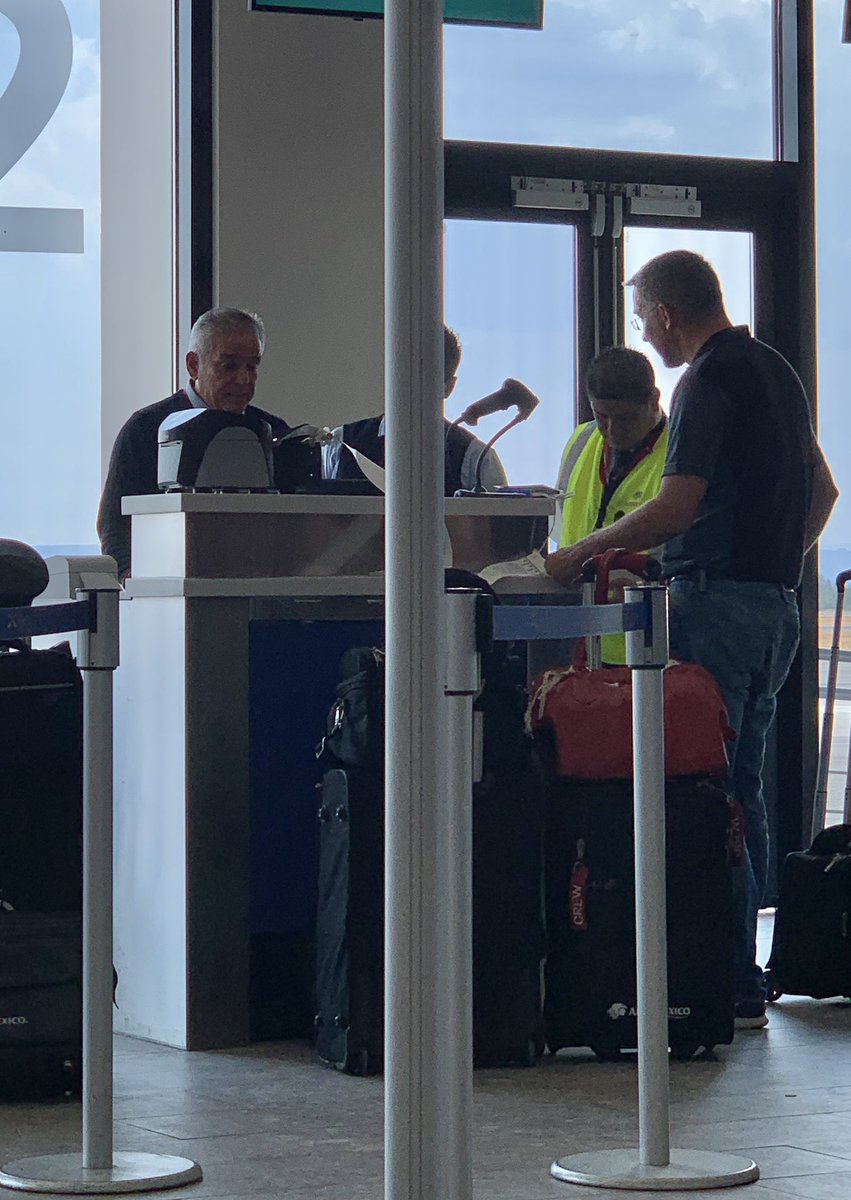 ReginaMon's tweet photo. Excelente servicio en el Aeropuerto de Aguascalientes, en específico con @Aeromexico . ✈️ Este año he volado 16 veces a AGS y las 16 me han recibido con una sonrisa. Gracias José Luis, por hacerme sentir como en casa. 💕🏡 https://t.co/mtGJwpc7tj