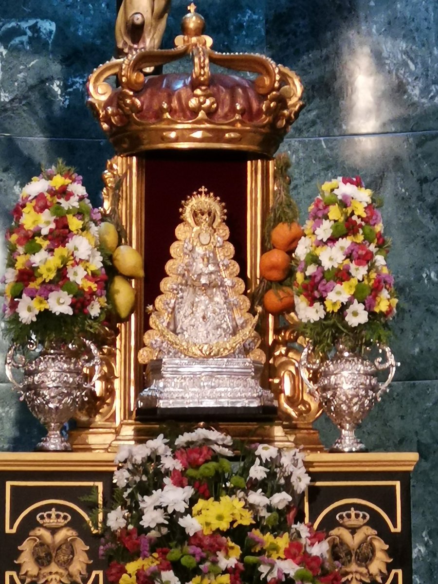 La Virgen del Rocío a los pies del Cristo de la Expiración #EternoalientodeSevilla #ElRocío19