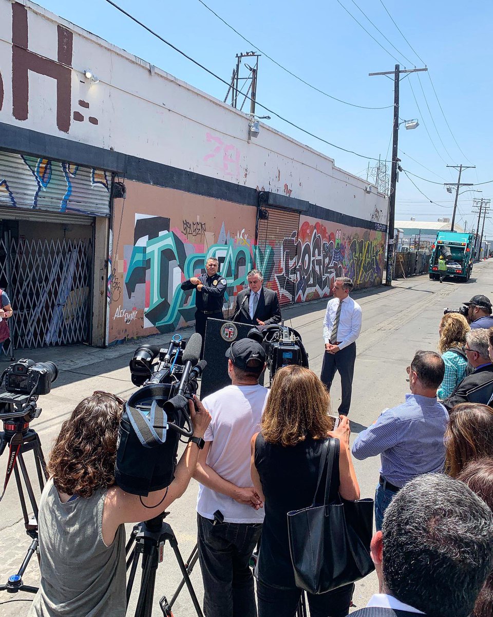LACitySAN's tweet image. “Our streets are not dumpsters.”
#MayorEricGarcetti (alongside Director of LASAN ♻️ @ZaldivarEC) detailed a crackdown on illegal 🚯#garbagedumping including #lawenforcement 👮‍♂️ against businesses that do not have legally-required trash pickup service
@MayorOfLA
@LACitySAN
@MyLA311
