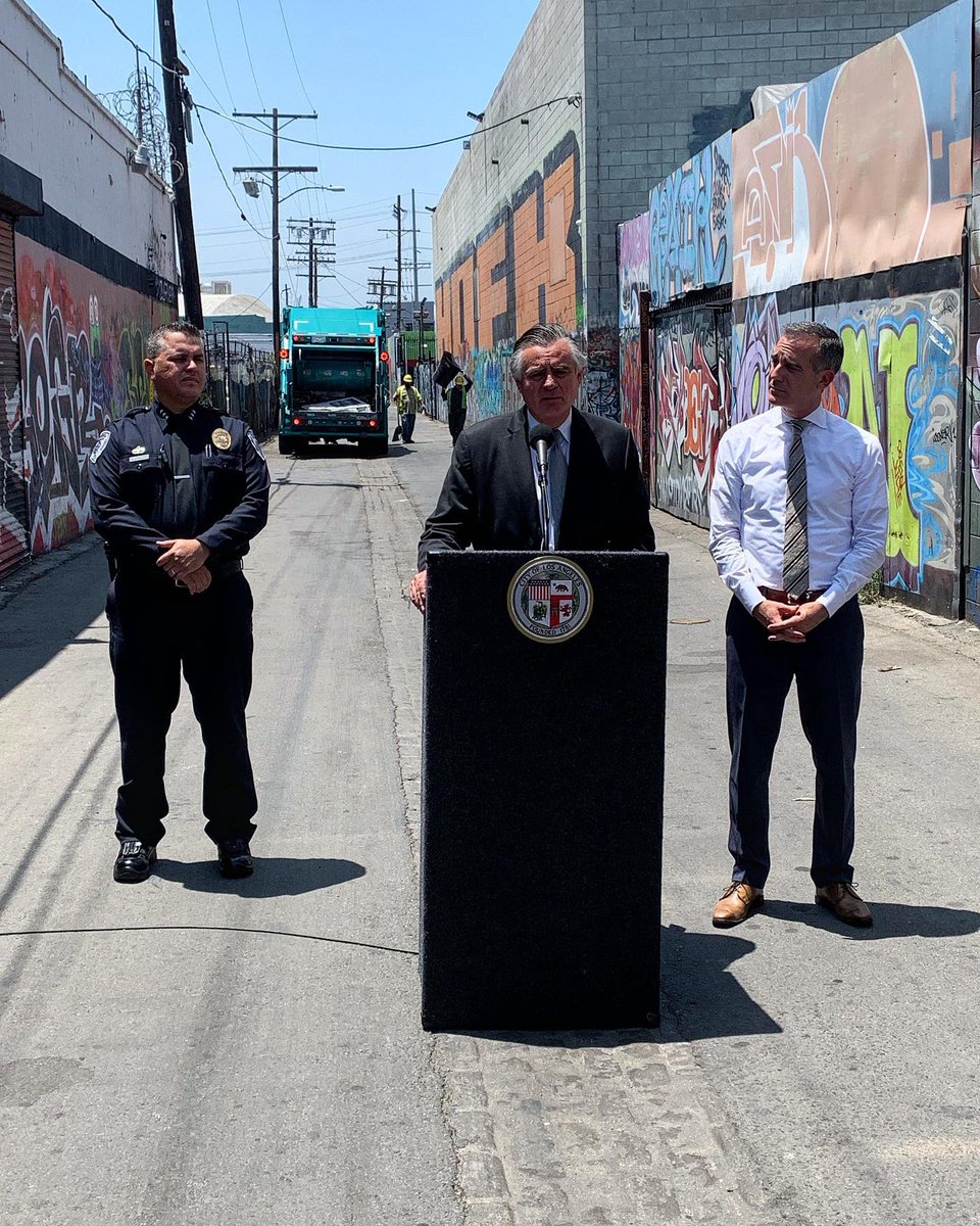 LACitySAN's tweet image. “Our streets are not dumpsters.”
#MayorEricGarcetti (alongside Director of LASAN ♻️ @ZaldivarEC) detailed a crackdown on illegal 🚯#garbagedumping including #lawenforcement 👮‍♂️ against businesses that do not have legally-required trash pickup service
@MayorOfLA
@LACitySAN
@MyLA311