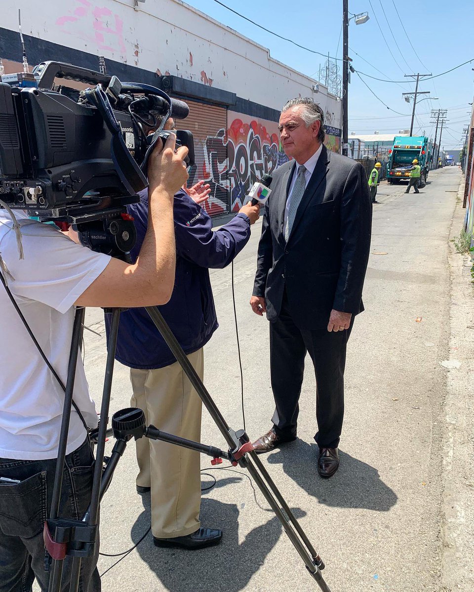 LACitySAN's tweet image. “Our streets are not dumpsters.”
#MayorEricGarcetti (alongside Director of LASAN ♻️ @ZaldivarEC) detailed a crackdown on illegal 🚯#garbagedumping including #lawenforcement 👮‍♂️ against businesses that do not have legally-required trash pickup service
@MayorOfLA
@LACitySAN
@MyLA311