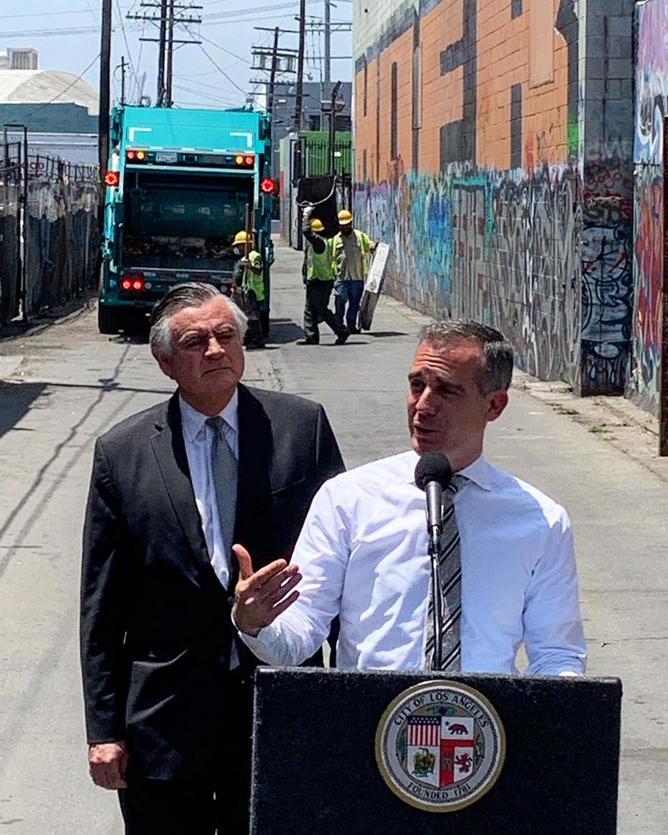 LACitySAN's tweet image. “Our streets are not dumpsters.”
#MayorEricGarcetti (alongside Director of LASAN ♻️ @ZaldivarEC) detailed a crackdown on illegal 🚯#garbagedumping including #lawenforcement 👮‍♂️ against businesses that do not have legally-required trash pickup service
@MayorOfLA
@LACitySAN
@MyLA311