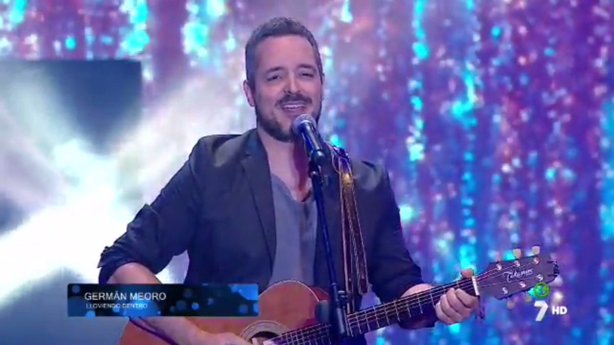 la7tele's tweet photo. Preciosa canción la que canta ahora @germanmeoro #GalaLa7 o #GalaLand https://t.co/tflYpnPBWl