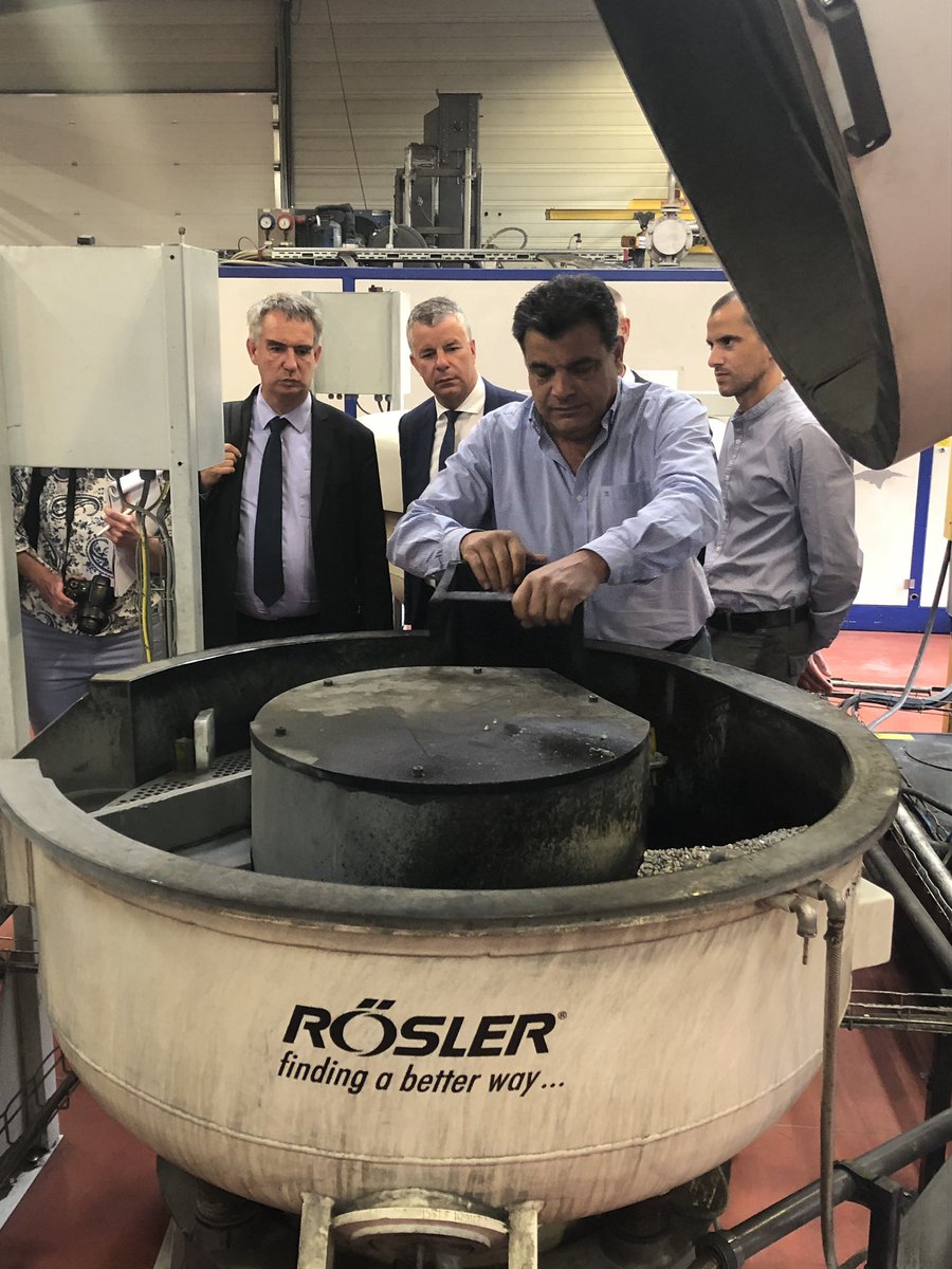 MartialSaddier's tweet photo. Une soirée sous le signe de la qualité de l’eau 💦
L’entreprise Palumbo à #Vougy a présenté l’ensemble des projets de réduction de pollutions toxiques menés dans le cadre d’Arve Pure (cartérisation des machines, filtration des brouillards d’huile et essoreuse à copeaux) 1/4 https://t.co/qfhSjx1rBb