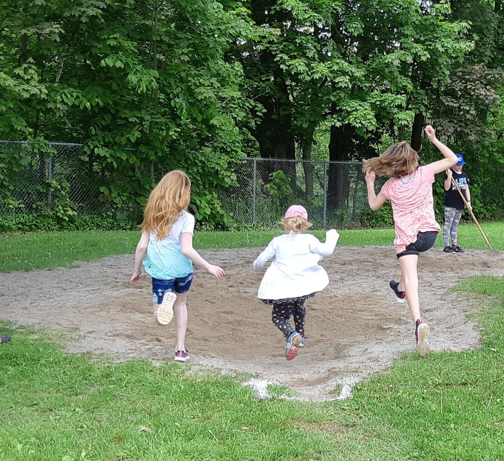 MsHBurgess's tweet photo. Rm 10 @NewDundeePublic has been working on our track and field skills in the gym. Today, with the help of some junior leaders, we took our skills outside! https://t.co/WPfQKPrVLg