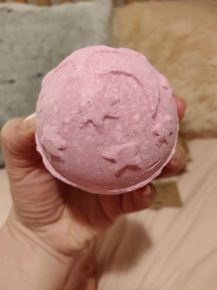 EHoulden's tweet photo. Shout out to the dream boat with the rainbow hair in @LushArndale who gifted me a bath bomb, I didn't get your name but you were fab so THANK YOU ✨ https://t.co/jHguc2Tj7f