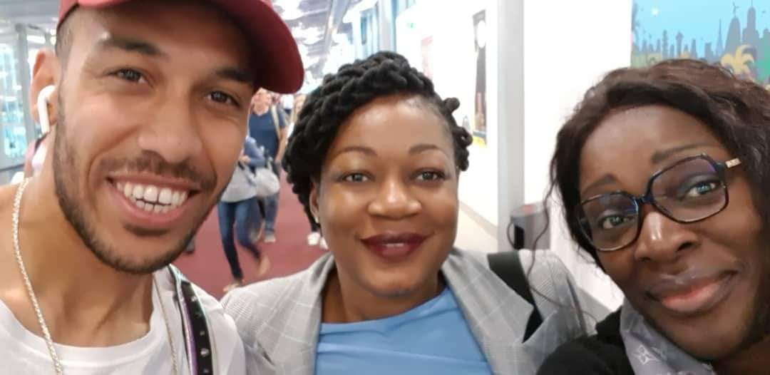 [ Instant Selfie ] et [ Exclusivité ] 

Ce matin Mme <a href="/ItsanaRosine/">Marie Rosine Itsana</a> aux côtés futur #Ambassadeur du #tourisme Mr @Aubameyang7 Enfin, nous l'espérons car le projet de loi que Mme le Ministre a défendu la veille à la représentation nationale le prévoit.

#Tourisme
#Gabon 
#PEA