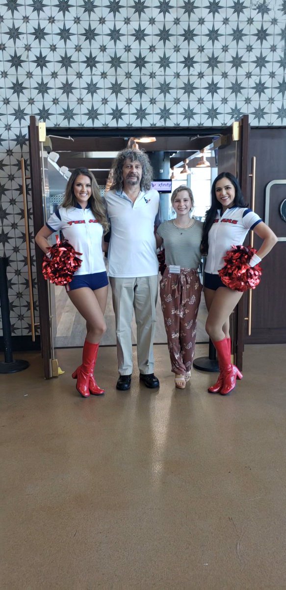 rcluker's tweet photo. Thank you @ComcastHouston and @HoustonTexans for a lovely tour and incredible experience for our #leadersandachievers scholarship winners, @XObuckfield https://t.co/8VIbIlivkh