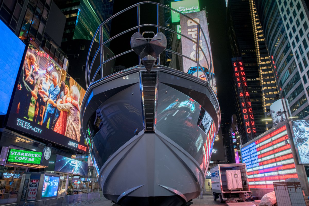 You might've noticed the 60-foot <a href="/azimutyachts/">azimutyachts</a> in the middle of #TimesSquare — it's kinda hard to miss... I wrote about it for <a href="/RobbReport/">RobbReport</a> #AZIMUTNYCxDESIGN

robbreport.com/motors/marine/…