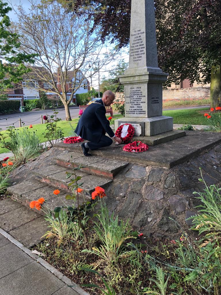 MayorOfWhitnash's tweet photo. Pleased to attend D-Day 75th Commemorations in Leamington today where I laid a wreath on behalf of Whitnash, and also laid the wreath at Whitnash War Memorial. https://t.co/S7gdNJNZ8Q