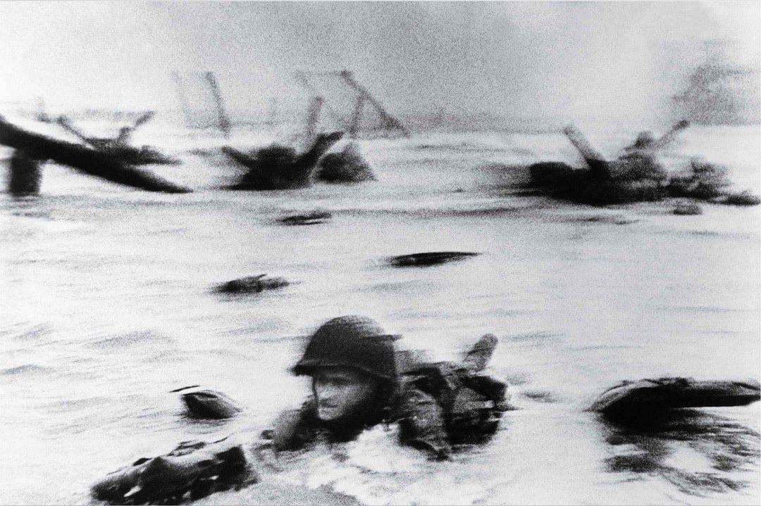 PKMartin87's tweet photo. 75 years ago some people walked through hell so we didn' t have to 
📷 Robert Capa
.
.
.
#DDay75thAnniversary #Normandy #operationoverload #juno #omaha #sword #gold #blood #sacrifise #death #heroes #soldiers #army #alies #nazis #writer #creator https://t.co/2XBxUECAzQ