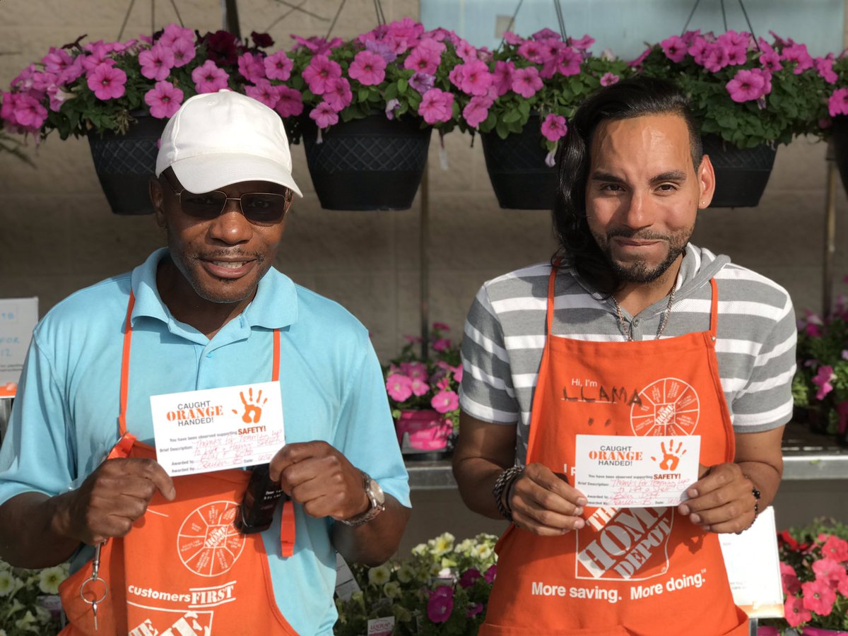 LaurenBTHD's tweet image. Ron &amp;amp; Ben were Caught ORANGE handed!🍊🧤TEAMing UP to load heavy items for a customer! 😊👍🏻Thank You Guys for working Safely!
#SafetyFirst #TeamUp #FormUp  
@AprilleDowns @BobMckeever3 @NotsoLameTHD @HDZ153