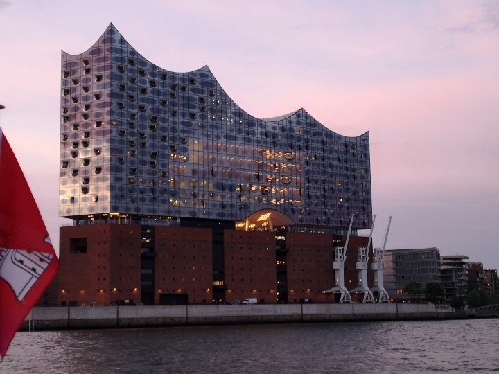 clintworld_de's tweet photo. What a harbor cruise. Very good dinner and some beatiful views of Hamburg. #cwuc2019 #hamburg https://t.co/W1f67DZfcO