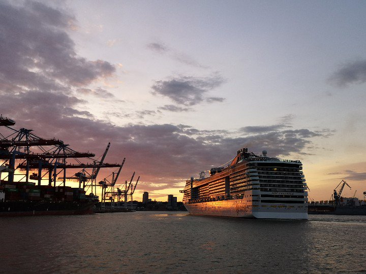 clintworld_de's tweet photo. What a harbor cruise. Very good dinner and some beatiful views of Hamburg. #cwuc2019 #hamburg https://t.co/W1f67DZfcO