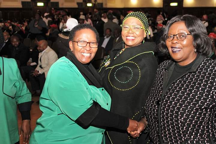 DeputyTourism's tweet photo. Conveying condolences to Zama,the only daughter of former SAWEN Gauteng Chairperson and former Inkatha Freedom Party General Secretary,Mama Sibongile Nkomo on arrival at the  memorial service held in her honour at the Gauteng Provincial Legislature earlier this evening. https://t.co/61gJ4Sg6DI