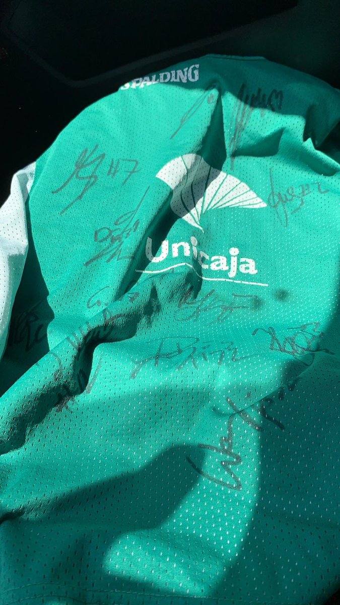 CBaloncestoCoin's tweet photo. Otra de las sorpresas del Campus. 
Camiseta de entreno de Unicaja Malaga firmada por los jugadores ACB. 

Apúntate y pásalo en grande con nuevos amigos de basket. 

🏀🏖🏀 https://t.co/HipMi9k6rS