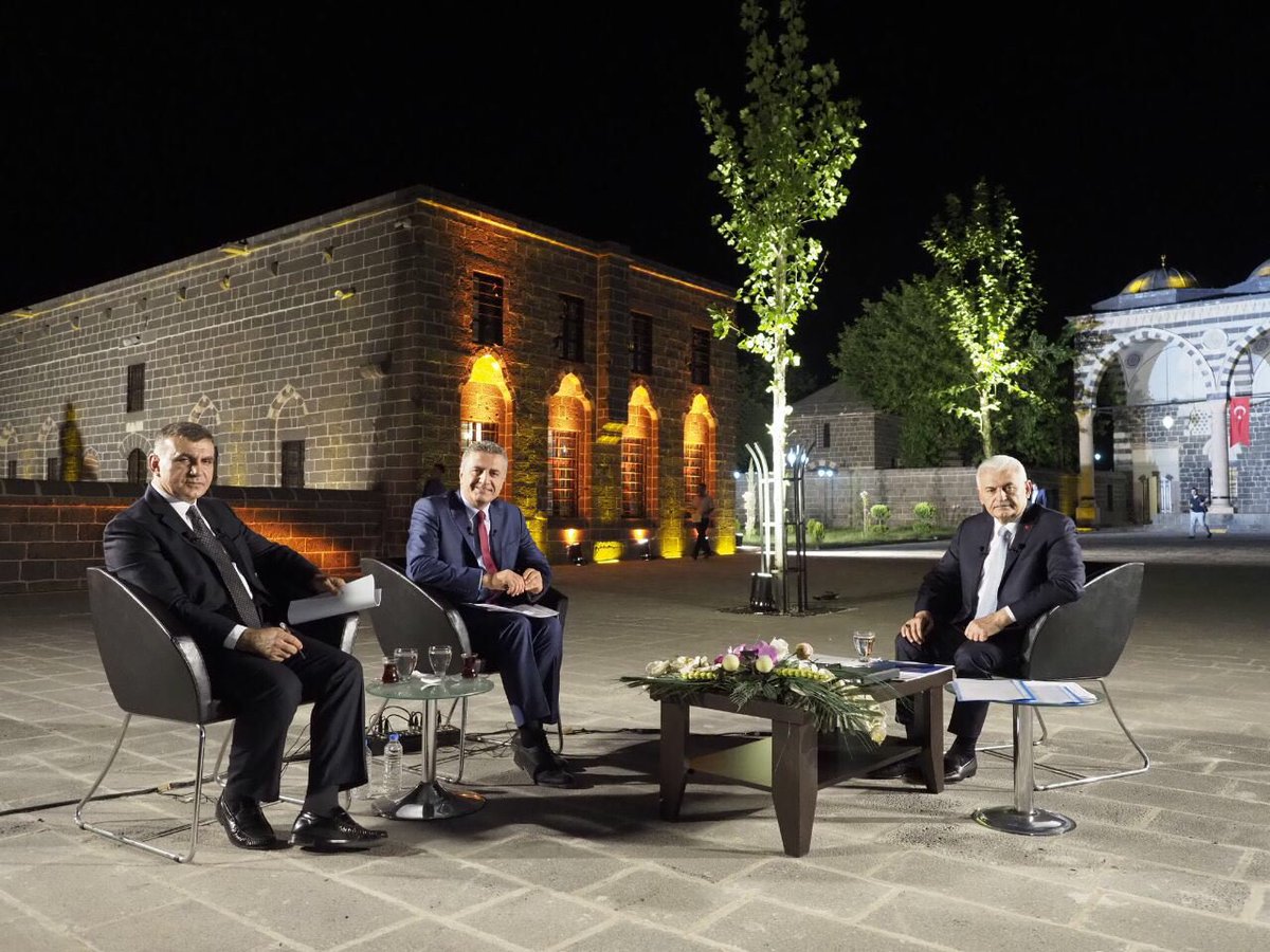 1519 yılında Diyarbakır'da ilk Osmanlı eseri olarak inşa edilen Kurşunlu Cami avlusundan gerçekleştirilen <a href="/trthaber/">TRT HABER</a> canlı yayınında <a href="/kozluklufuat/">Fuat Kozluklu</a> ve <a href="/mustafaekici23/">Dr. Mustafa Ekici</a>'ün konuğu oldum. Yayın boyunca ekranları başında bana eşlik eden tüm hemşehrilerime teşekkür ediyorum.