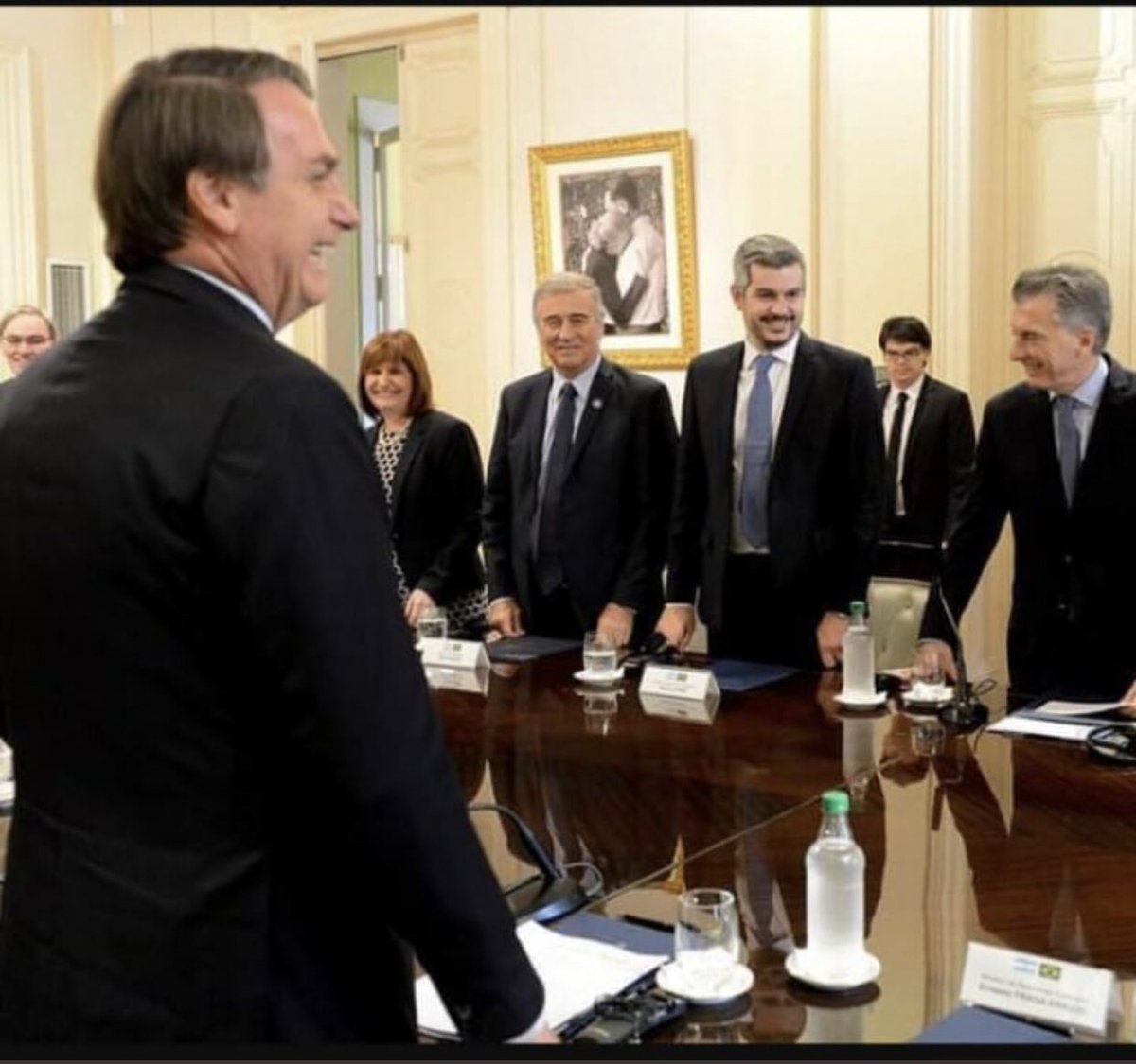 GarbarzAriel's tweet photo. Repugnante escena. Ríanse hambreadores que el pueblo volverá en Octubre , reirá último y mejor...a pesar de su #MafiaMediatica que no logrará imponer al Bolsonaro argentino como en Brasil . LLenemos las plazas hoy al grito de #FueraBolsonaro y mañana por #Elecciones2019SinFraude https://t.co/R2OrjOpPfG