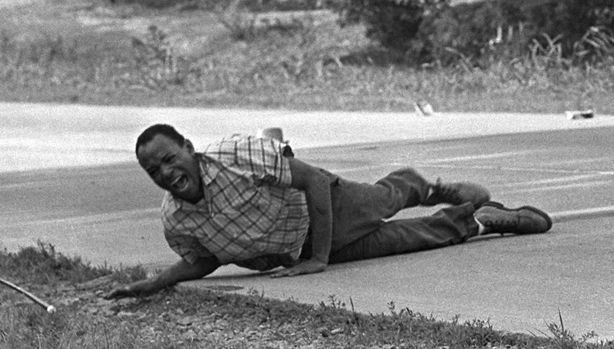 JMitchellNews's tweet photo. #OTD 1966, James Meredith was shot a day after he began his 220-mile โwalk against fearโ across Mississippi. #CivilRights groups helped him finish the march. @AP photographer Jack Thornell snapped the @PulitzerPrizes picture. #SometimesWeHaveTo #courage https://t.co/vO8N203zPV https://t.co/gokqFlgOKP