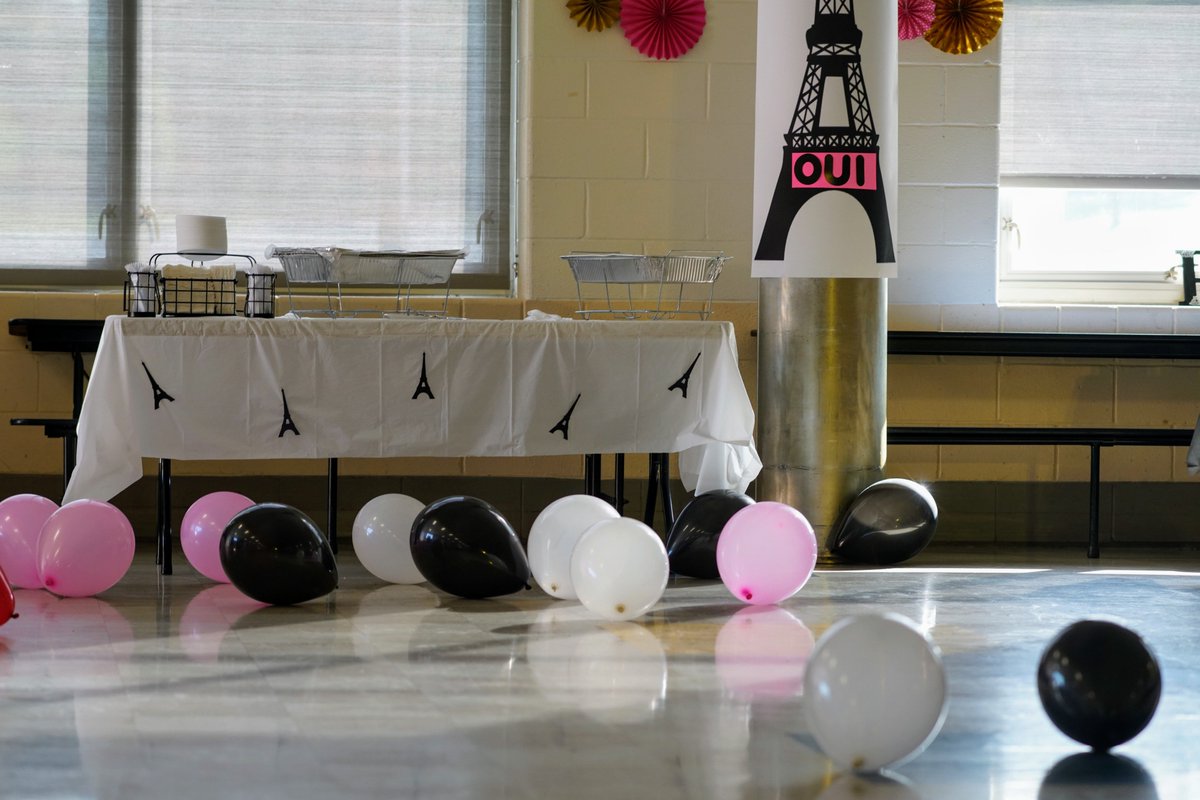 danielroz's tweet photo. The Grade 8 Dance is underway tonight @windsormillms #wmmslife #commitwmms https://t.co/SsSjfYhtDS