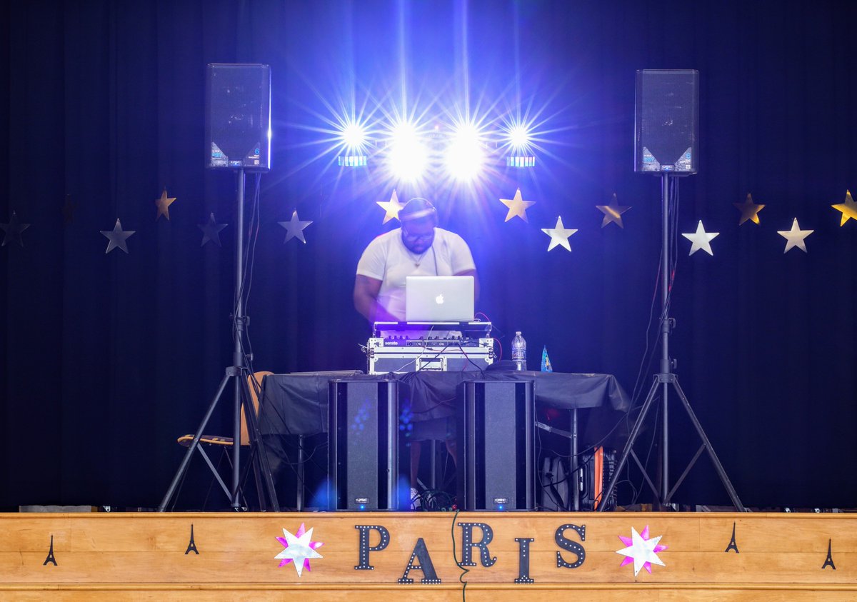 danielroz's tweet photo. The Grade 8 Dance is underway tonight @windsormillms #wmmslife #commitwmms https://t.co/SsSjfYhtDS