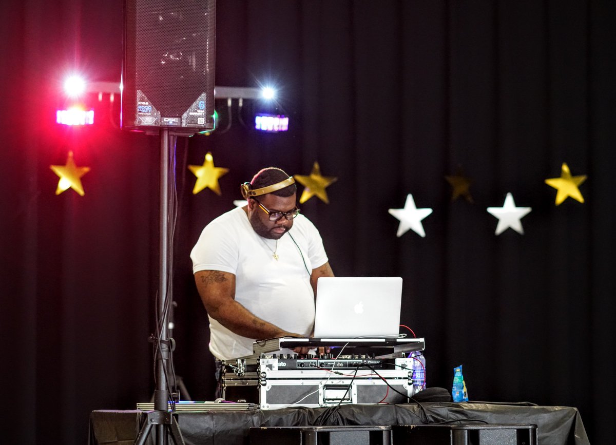 danielroz's tweet photo. The Grade 8 Dance is underway tonight @windsormillms #wmmslife #commitwmms https://t.co/SsSjfYhtDS