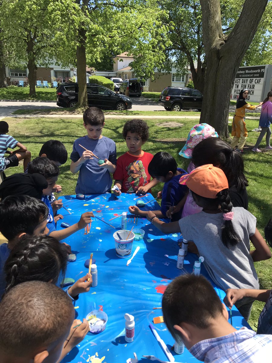 Ms_B_Chen's tweet photo. Tredway Woodsworth welcomes #TreeForMe and #BeeCity to our school community event. What a beautiful day to be outside! @MauroPaluzzi @sawh4kids @mmewhite217 @AbhiArul @schan_tdsb https://t.co/KnuEOnnVH3