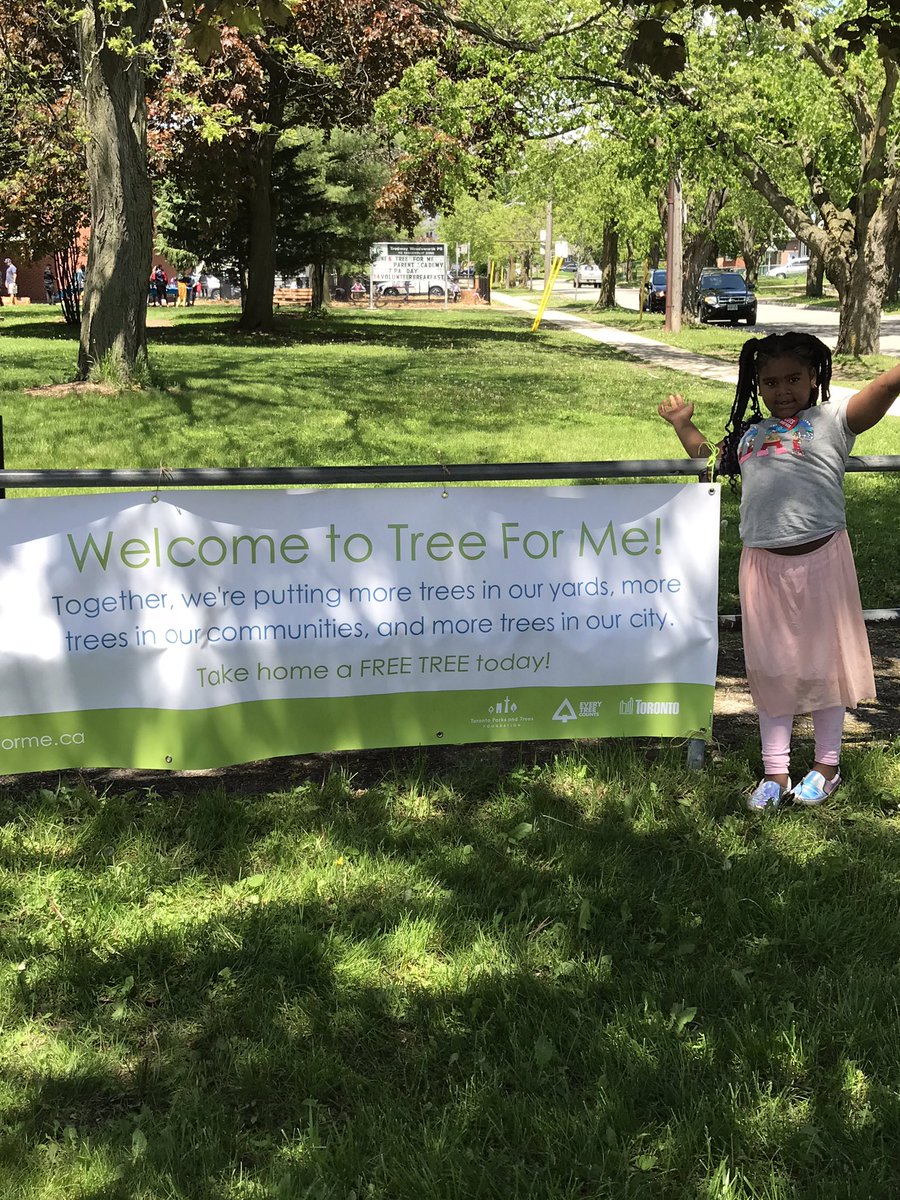 Ms_B_Chen's tweet photo. Tredway Woodsworth welcomes #TreeForMe and #BeeCity to our school community event. What a beautiful day to be outside! @MauroPaluzzi @sawh4kids @mmewhite217 @AbhiArul @schan_tdsb https://t.co/KnuEOnnVH3