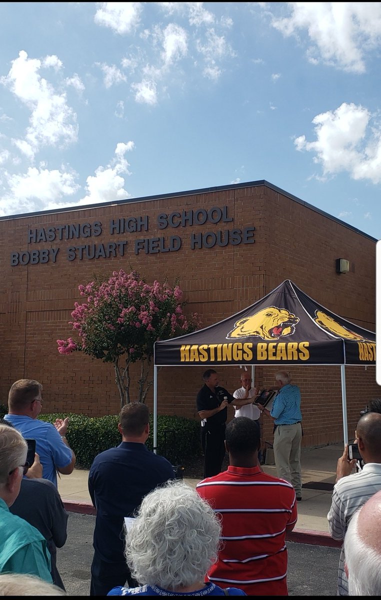 AliefHastingsFB's tweet photo. Today we honor Hastings Legend Bobby Stuart for his excellence in coaching and being a role model. Introducing Bobby Stuart Field House! #fightingbears @hastingsfbbears @AliefHastingsHS @DavidNunoABC13 @AliefISD @Alief_Athletics https://t.co/dPTUBZ1WgI