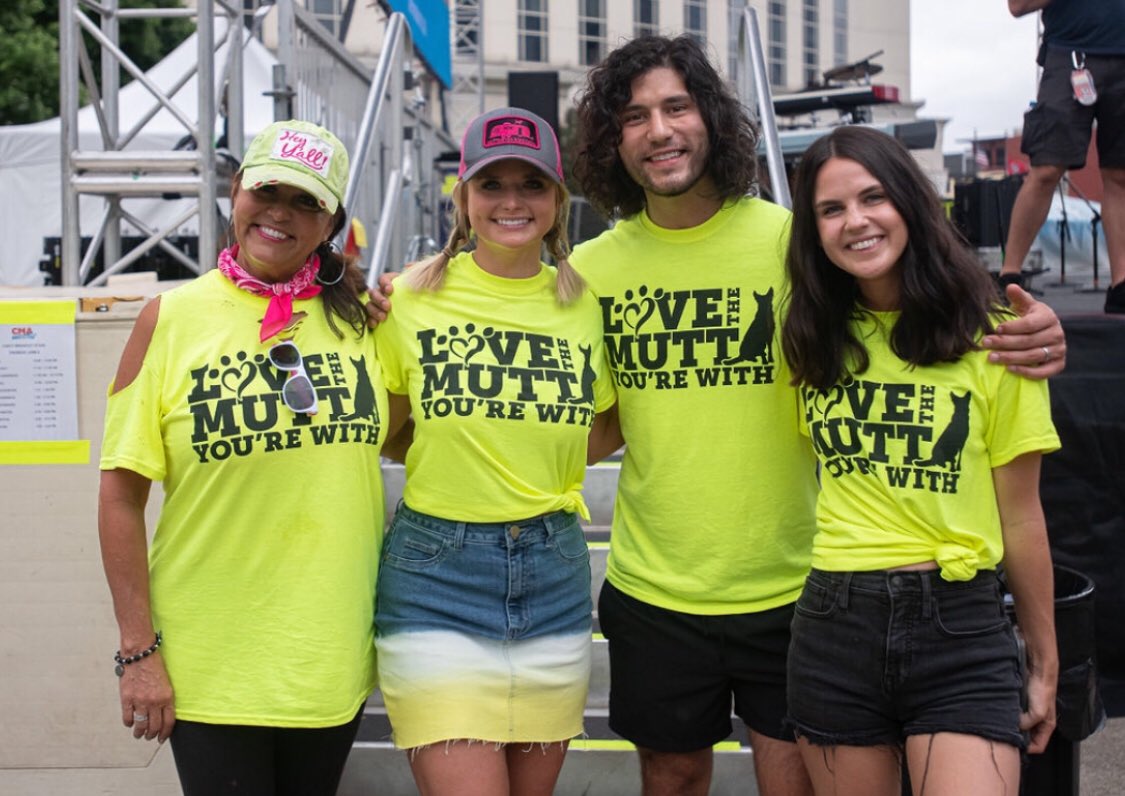 mirandalambert's tweet photo. Music & Mutts are my two biggest passions and it was amazing to see everyone come together to help dogs find homes at the #MuttNationMarch presented by @TractorSupply!
Thanks @dansmyers & @AbbySmyers for joining us! 13 dogs have already been adopted & weโre just getting started! https://t.co/FaRJ4jgatn