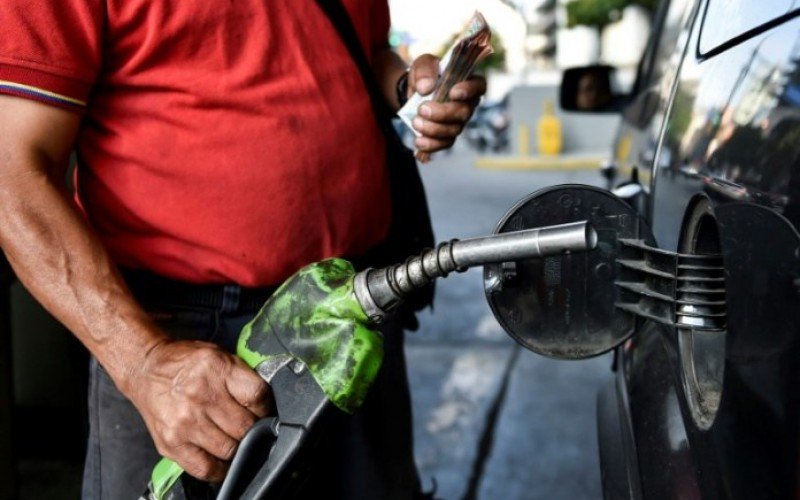ES_Combustible's tweet photo. #06Jun #FelizJueves  La Estación de Servicio ⛽ San Miguel ubicada: adyacente a la Policía Municipal de San Cristóbal y la Estación de Servicio Libertador Ubicada: adyacente a la Redoma del Educador se encuentran Surtiendo #Combustible #Gasolina https://t.co/hEpNRSmh21