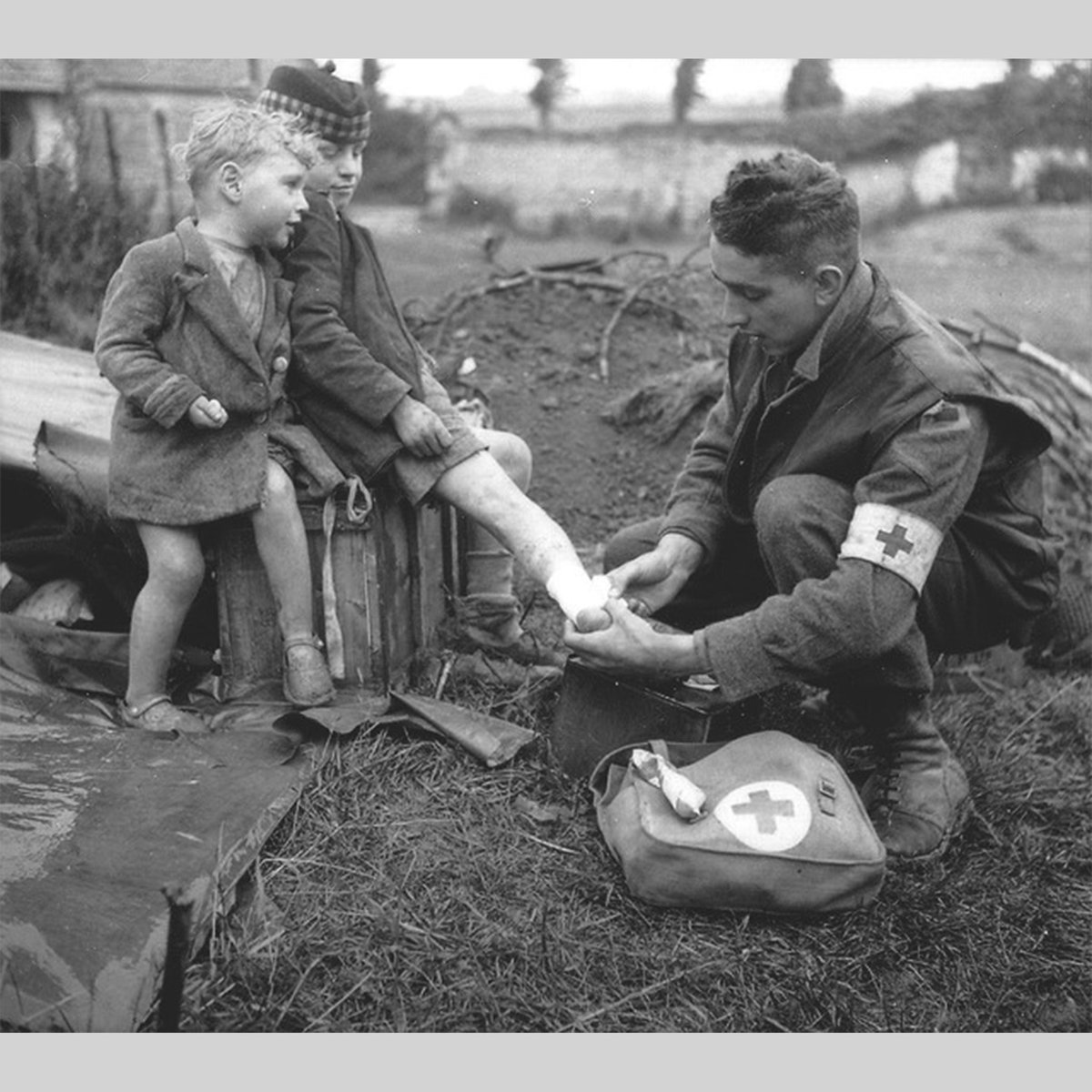 QuadrantCC's tweet photo. An Army medic provides aid to local children.

#ww2 #wwii #wwiihistory #ww2history #tactical #military #history #militaryhistory #1940s #tactical #medic #medical #nurse #nursing #nurses #firstaid #usarmy #usarmysoldier #usnavy #marines #usaf https://t.co/vQzYSHQvHR