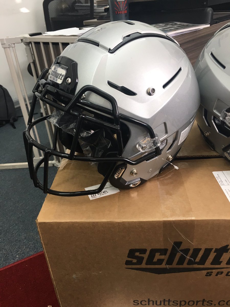 Schutt_Pugliese's tweet photo. Even the youth teams are jumping on the @schuttsports #F7 🚂❕ NJ Bergen Stars will be looking 🔥 &amp; feeling 💪🏽 in these #LTD &amp; #VTD lids...@Stans_Hoboken will hookup your youth team today! https://t.co/3w4kQPCzpi