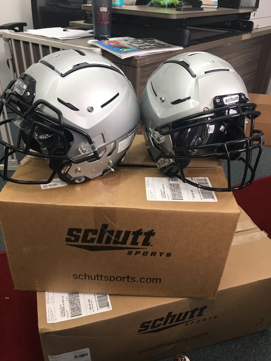 Schutt_Pugliese's tweet photo. Even the youth teams are jumping on the @schuttsports #F7 🚂❕ NJ Bergen Stars will be looking 🔥 &amp; feeling 💪🏽 in these #LTD &amp; #VTD lids...@Stans_Hoboken will hookup your youth team today! https://t.co/3w4kQPCzpi