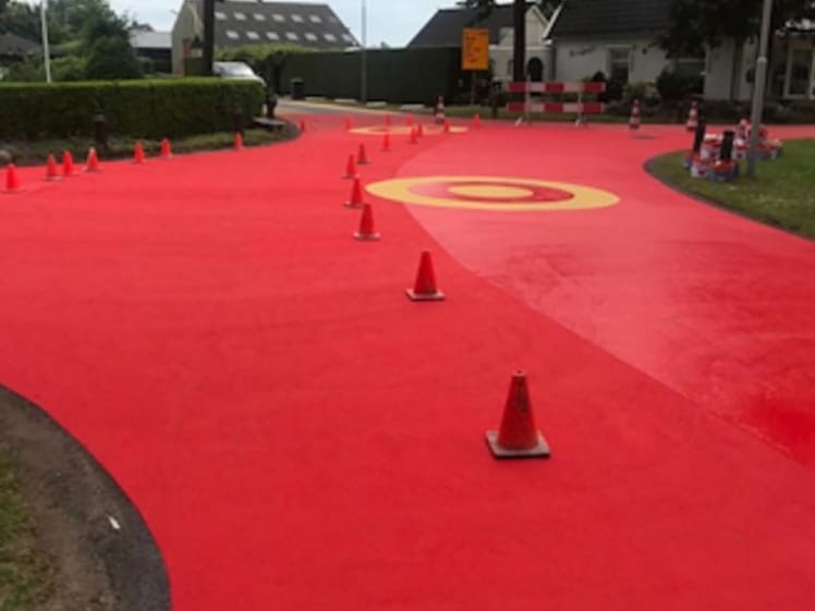 Parkeerproblemen in sommige wijken in Neder Betuwe. Te veel auto's en te weinig parkeerplaatsen. Zie je vaak in wijken gebouwd in de jaren 60 en 70 van de vorige eeuw. Het idee is om legale parkeerplaatsen te gaan markeren. Met extreem rode verf. Mooi rood is niet lelijk toch?