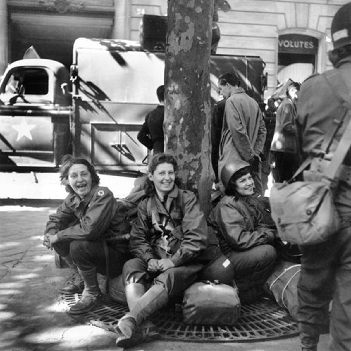 QuadrantCC's tweet photo. US Army nurses in Paris. August 26, 1944.

#ww2 #ww2history #wwii #wwiihistory #usarmy #nursingcorps #nurse #nurses #nursing #medic #medical #tactical #1940s #1940sfashion #militarywomen https://t.co/T3pAcizQBy