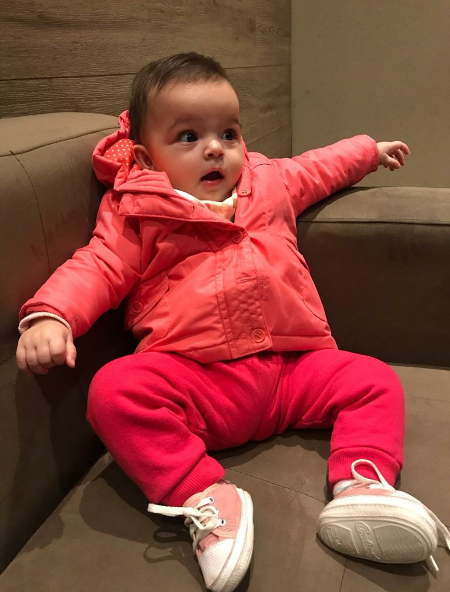 DecuzziCande1's tweet photo. Chequeen las caras de mi sobrina, es un meme jajjajsjjas la amo https://t.co/JYoBkmoWKc
