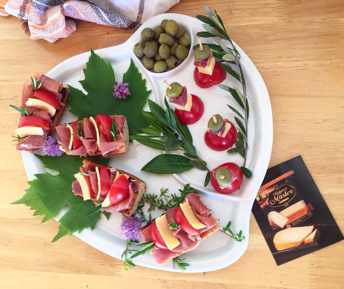 Zicami66's tweet photo. ✨Bonsoir✨
Petit apéro avec #goudahollandmaster ✨✨
✨Bonne soirée à toutes et à tous✨
@theinsidersfrance #theinsiders #test #fromage #gouda #olives #tomatecerise #pancontomate #apero #aperotime https://t.co/EaYYChFR2h