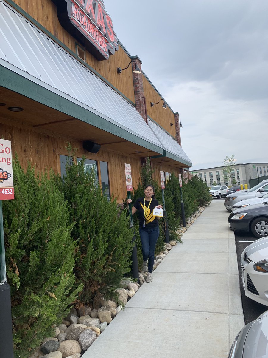kellyackerman78's tweet photo. Passing out #Sprint goodie boxes in Columbus Indiana. #AHOD #kruzectrl @kruzeman @wderrickwla https://t.co/2T77cOiG1u