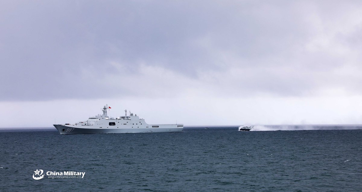 rajfortyseven's tweet photo. #China #STC #PLAN #6LSF
#Amphibious ops conducted with two #LPD #Type71 #Changbaishan #989 & #Wuzhishan #987.
Release of #LCAC #Yuyi, smoke screen & jamming shells seen in hires pics. https://t.co/ZQCHXgApyT