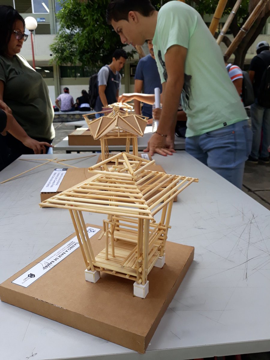ug_fau's tweet photo. EXPO ESTRUCTURAS DE BAMBÚ FAUD UG alumnos 7mo ciclo Prof. Lindthon Iparreño hoy plaza latinoamericana de la FAUD https://t.co/JrgNSbX5Ma