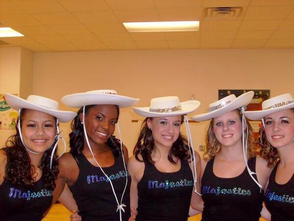 e_lee_see_uh's tweet image. On this day ten years ago the first graduating class of @ManvelHS graduated! #ClassOf2009 #HokaHey @ManvelMajestics ❤️💃🏾