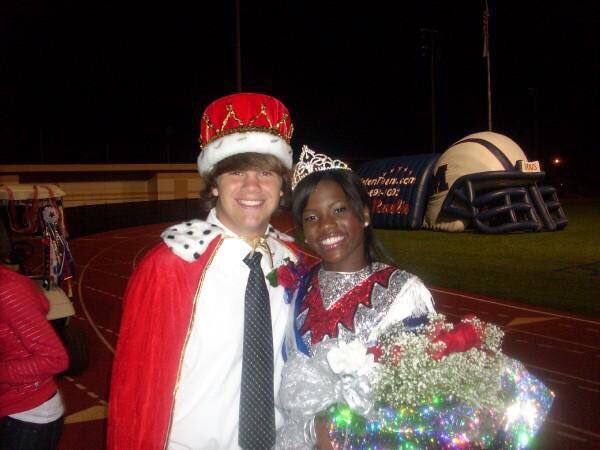 e_lee_see_uh's tweet image. On this day ten years ago the first graduating class of @ManvelHS graduated! #ClassOf2009 #HokaHey @ManvelMajestics ❤️💃🏾