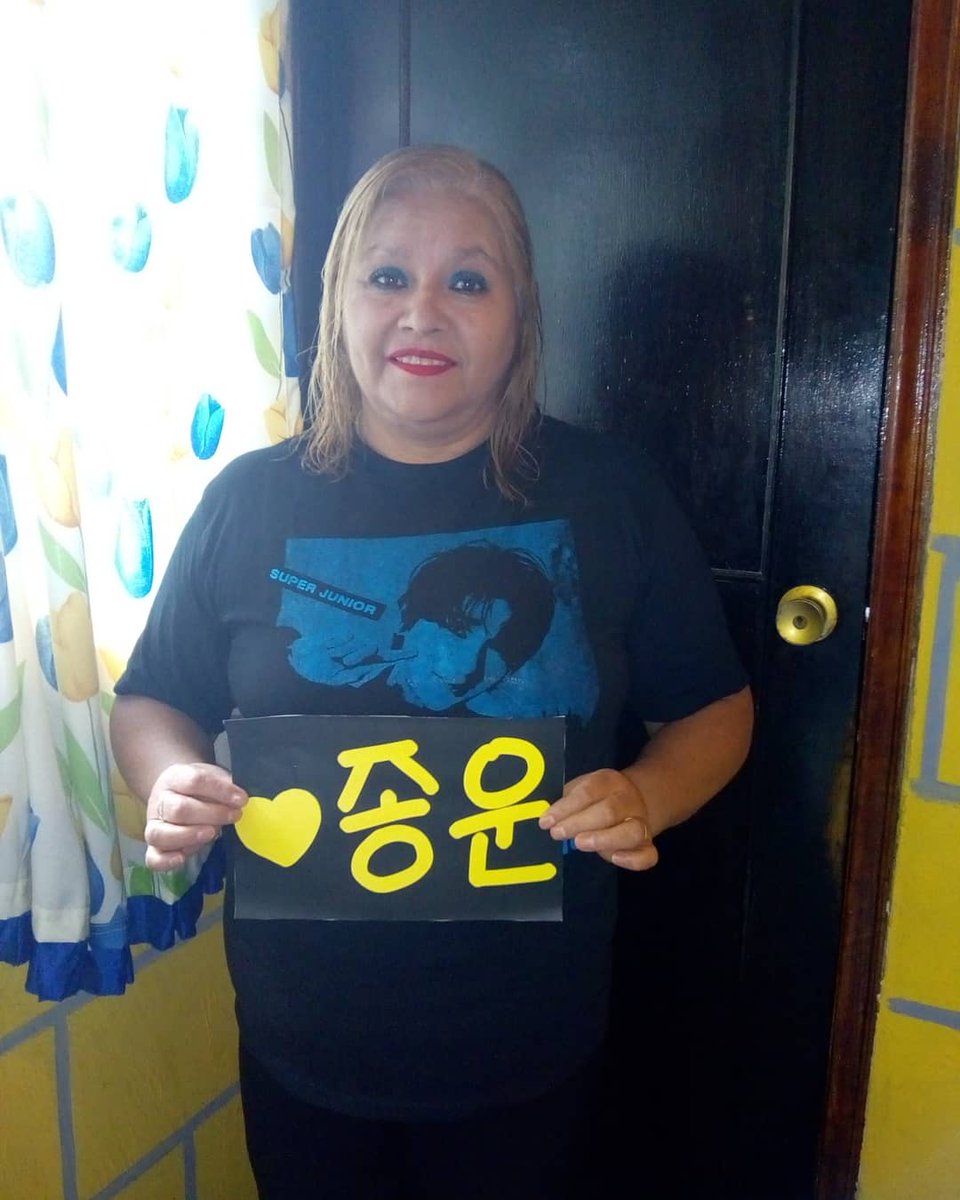 Lupitakim010390's tweet photo. My mother and me supporting Yesung 🇲🇽😍😘 #ELFsupportyesung @shfly3424 https://t.co/JaAXsmVyFC